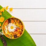Một cặp đôi đang ôm nhau trong phim tình cảm lãng mạn