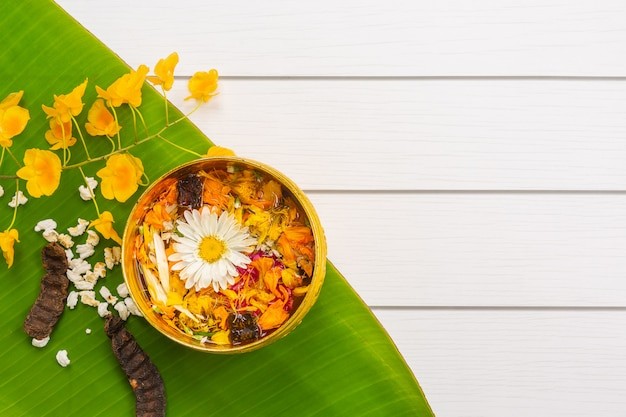 Một cặp đôi đang ôm nhau trong phim tình cảm lãng mạn