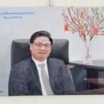 Chị Thúy Phương đang vẽ tranh