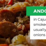 Xúc xích Andouille trong ẩm thực Cajun thường được hun khói, tẩm nhiều gia vị, làm từ thịt heo xay, hành tây và nhiều loại gia vị.