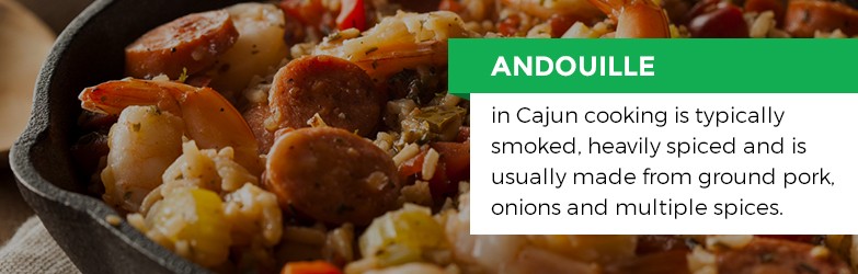 Xúc xích Andouille trong ẩm thực Cajun thường được hun khói, tẩm nhiều gia vị, làm từ thịt heo xay, hành tây và nhiều loại gia vị.