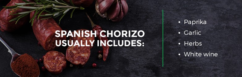 Xúc xích Chorizo Tây Ban Nha thường bao gồm ớt bột paprika, tỏi, thảo mộc và rượu vang trắng.