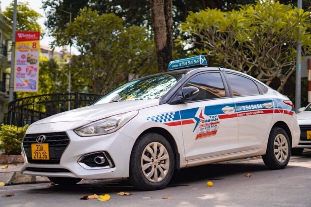 Khách hàng có thể đặt taxi Bình An qua hotline (Ảnh: Sưu tầm Internet)