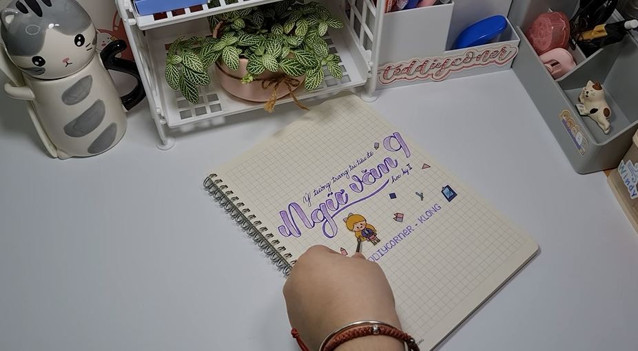 Mẫu trang trí tiêu đề sáng tạo với chữ nghệ thuật và hình vẽ