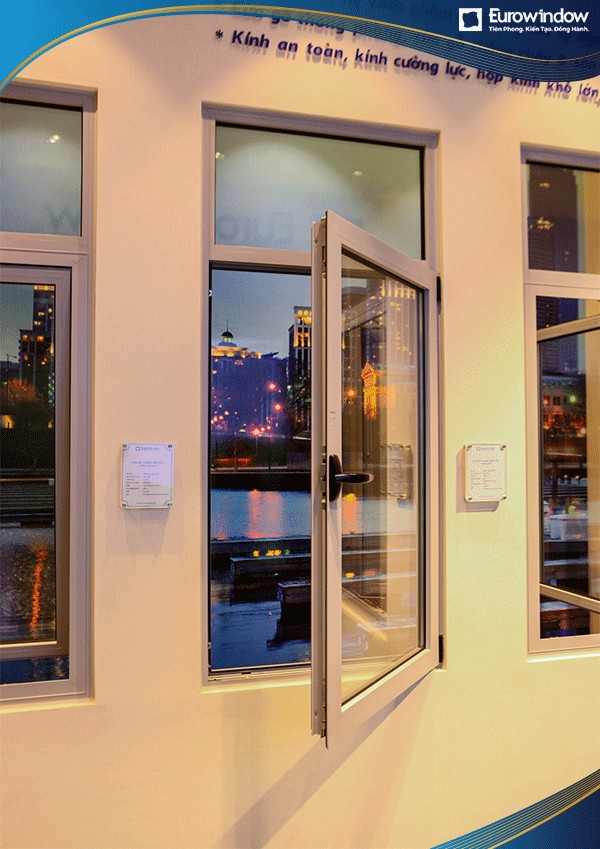 Cửa sổ mở quay trong 2 cánh màu vân gỗ Eurowindow được thi công tại địa điểm tòa cao ốc