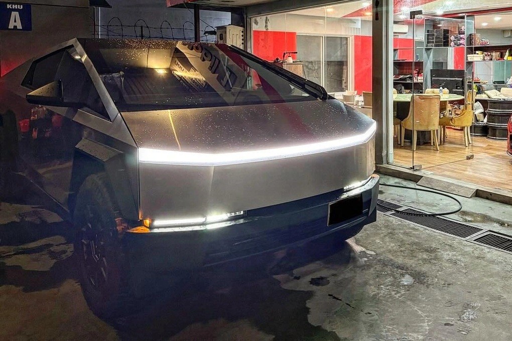 Tesla Cybertruck giá lăn bánh