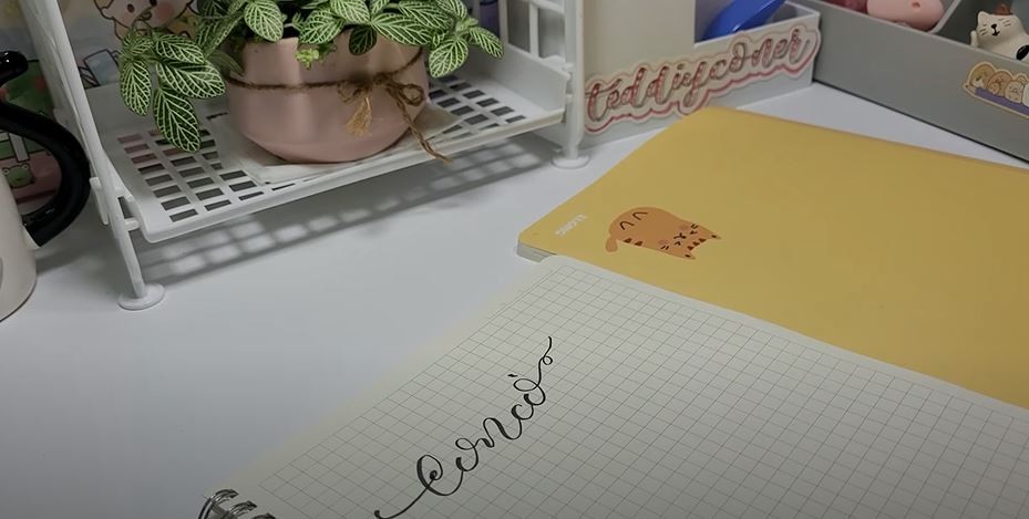 Mẫu trang trí toàn trang ấn tượng với hình vẽ và sticker