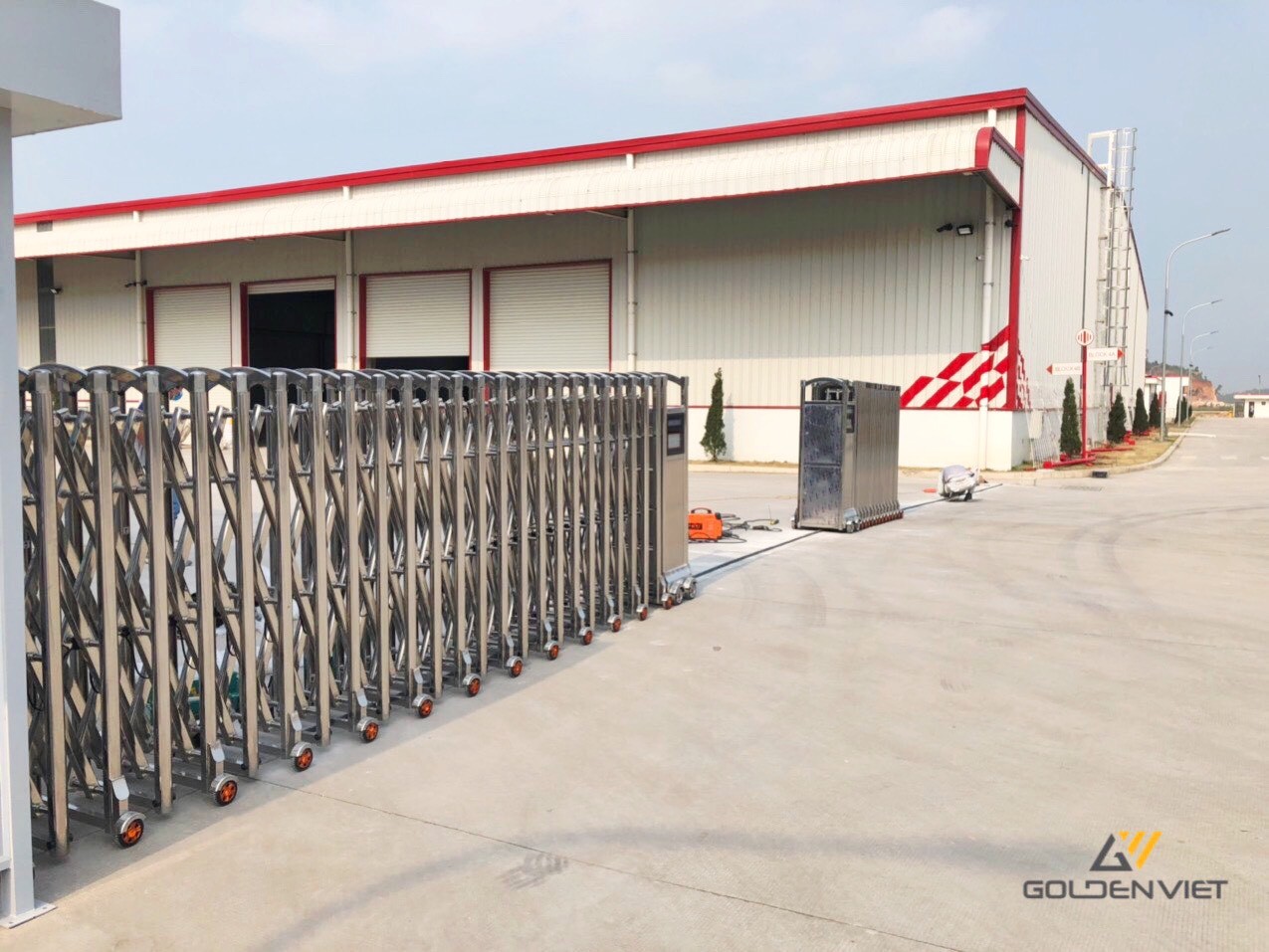 Cổng xếp inox tại khu công nghiệp