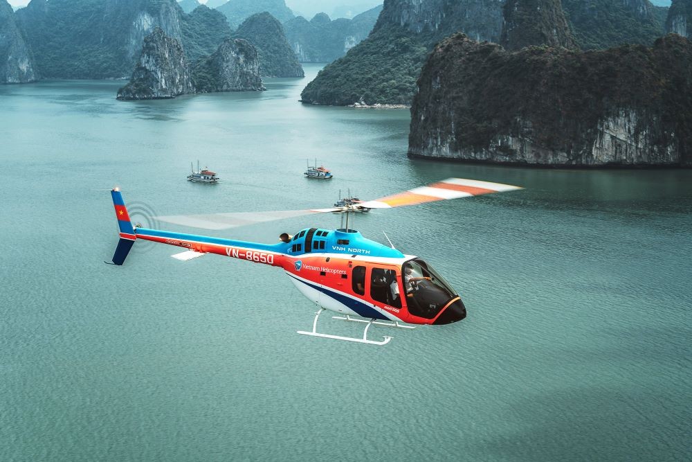 Các tour du ngoạn Hạ Long bằng trực thăng được nhiều du khách quan tâm