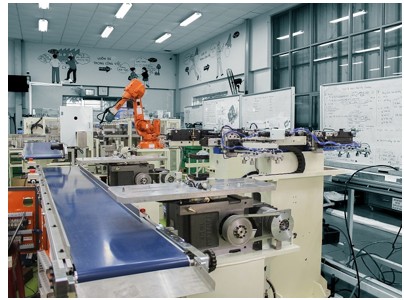 Hệ thống dây chuyền sản xuất tự động hóa trong nhà máy sử dụng robot trí tuệ nhân tạo