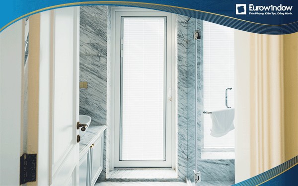 Cửa đi 2 cánh mở ngoài màu nâu đen Eurowindow thường được lắp đặt làm cửa ra vào sân vườn tại biệt thự cao cấp
