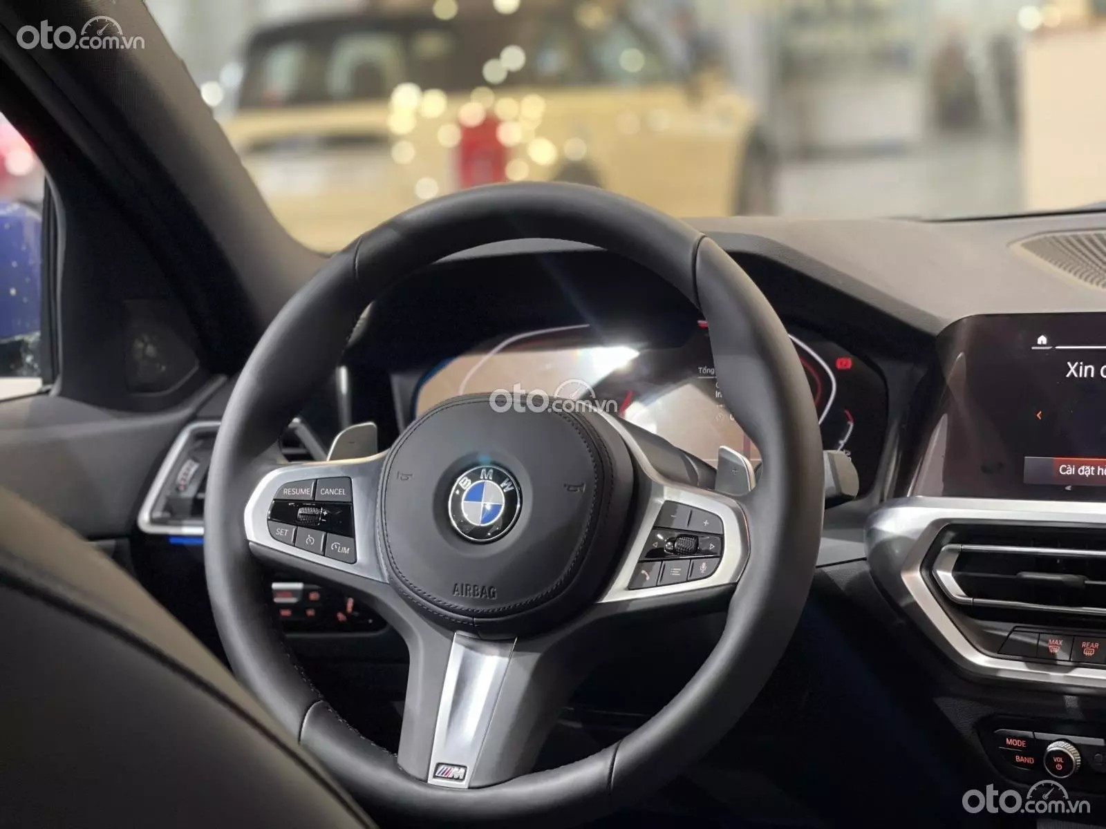 Vô-lăng xe BMW 320i thiết kế 3 chấu thể thao.