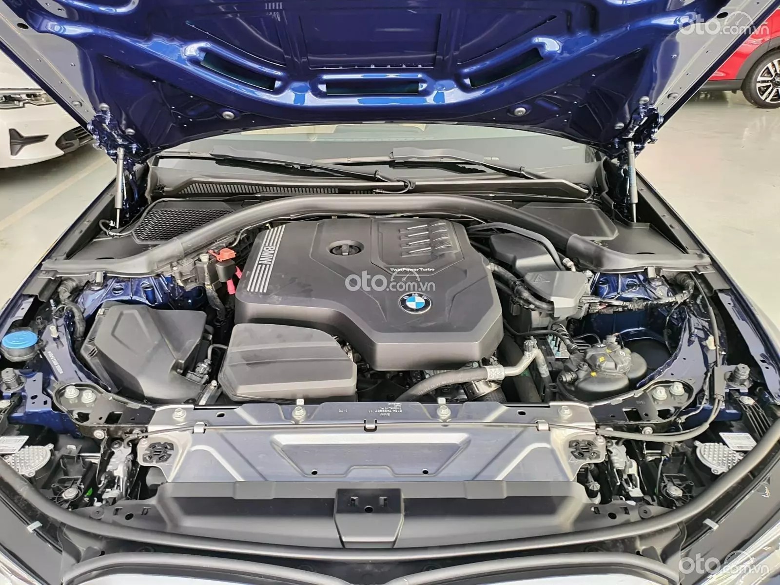Động cơ xe BMW 320i.