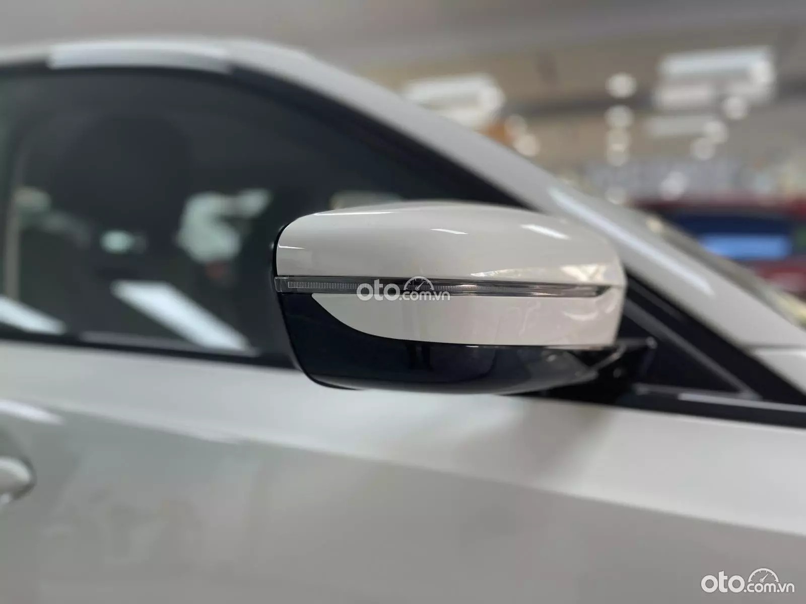 Gương chiếu hậu xe BMW 320i chống chói tự động, có tích hợp đèn xi-nhan và tính năng chỉnh, gập điện.