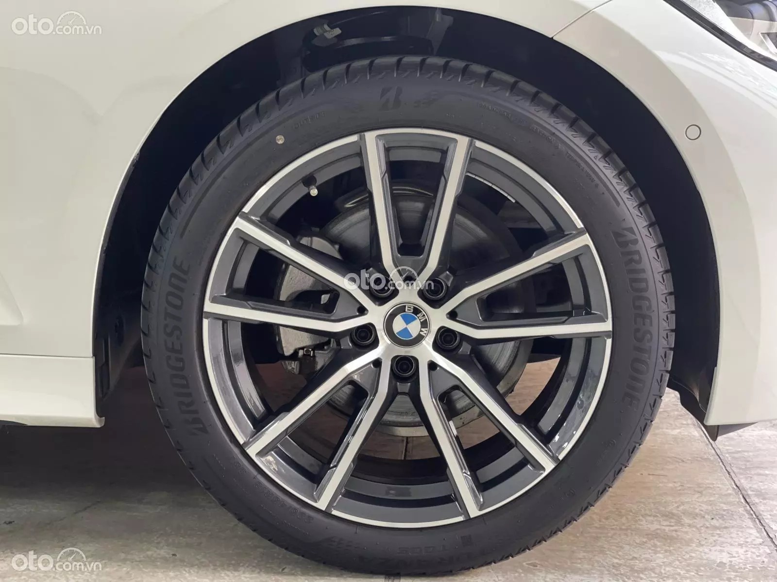 La-zăng xe BMW 320i Sport Line thiên về sang trọng.