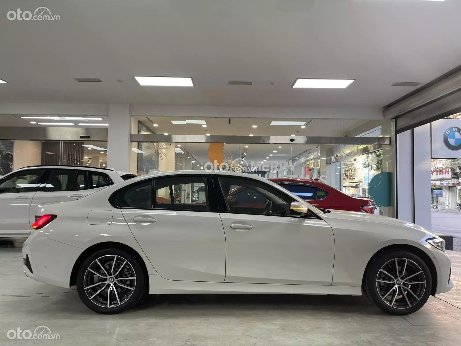 Thân xe BMW 320i trường dáng hơn các đối thủ cùng phân khúc.