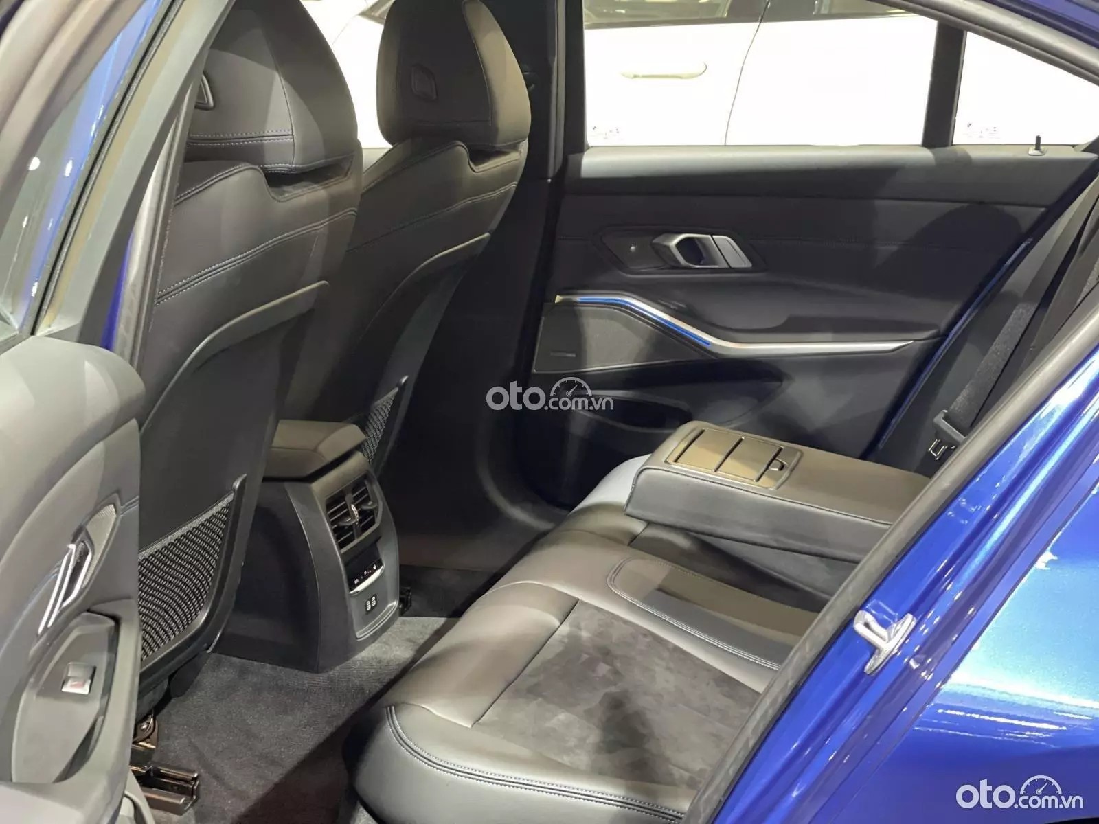 Hàng ghế thứ 2 của xe BMW 320i êm ái, rộng rãi.