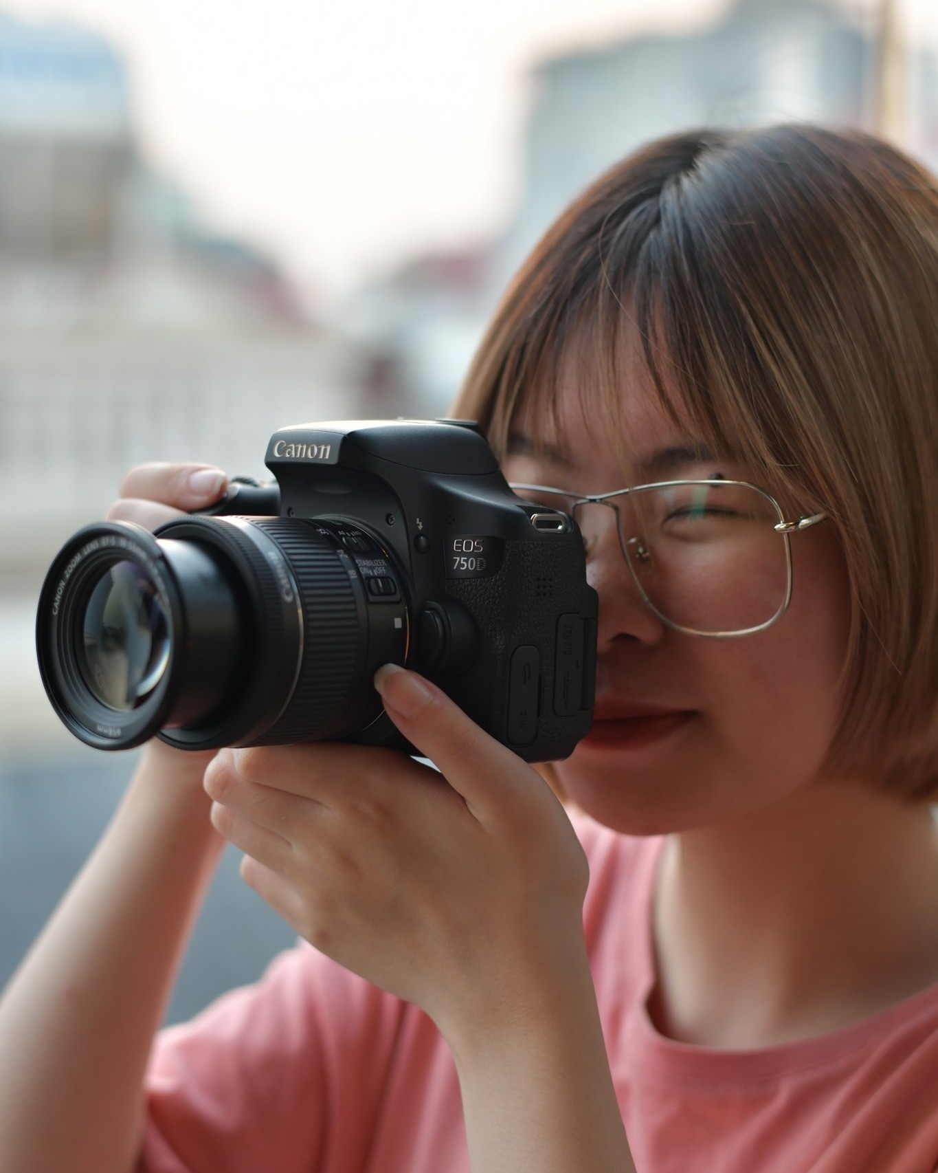 Màn hình xoay lật của Canon EOS 750D giúp chụp ảnh từ nhiều góc độ dễ dàng