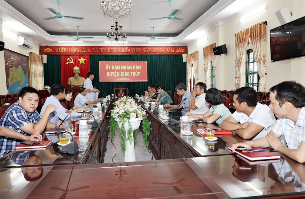 Đoàn công tác kiểm tra việc lưu trữ tài liệu