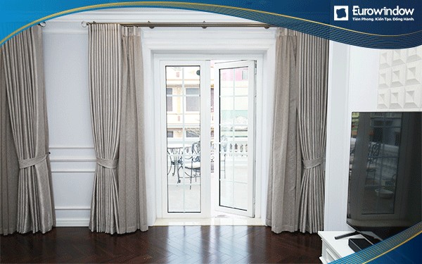 Cửa đi mở quay ngoài 1 cánh màu trắng Eurowindow được lắp đặt làm cửa nhà tắm, nhà vệ sinh trong phòng riêng của khách sạn, biệt thự, căn hộ