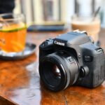 Canon EOS 750D với ống kính kit 18-55mm, phù hợp cho người mới bắt đầu