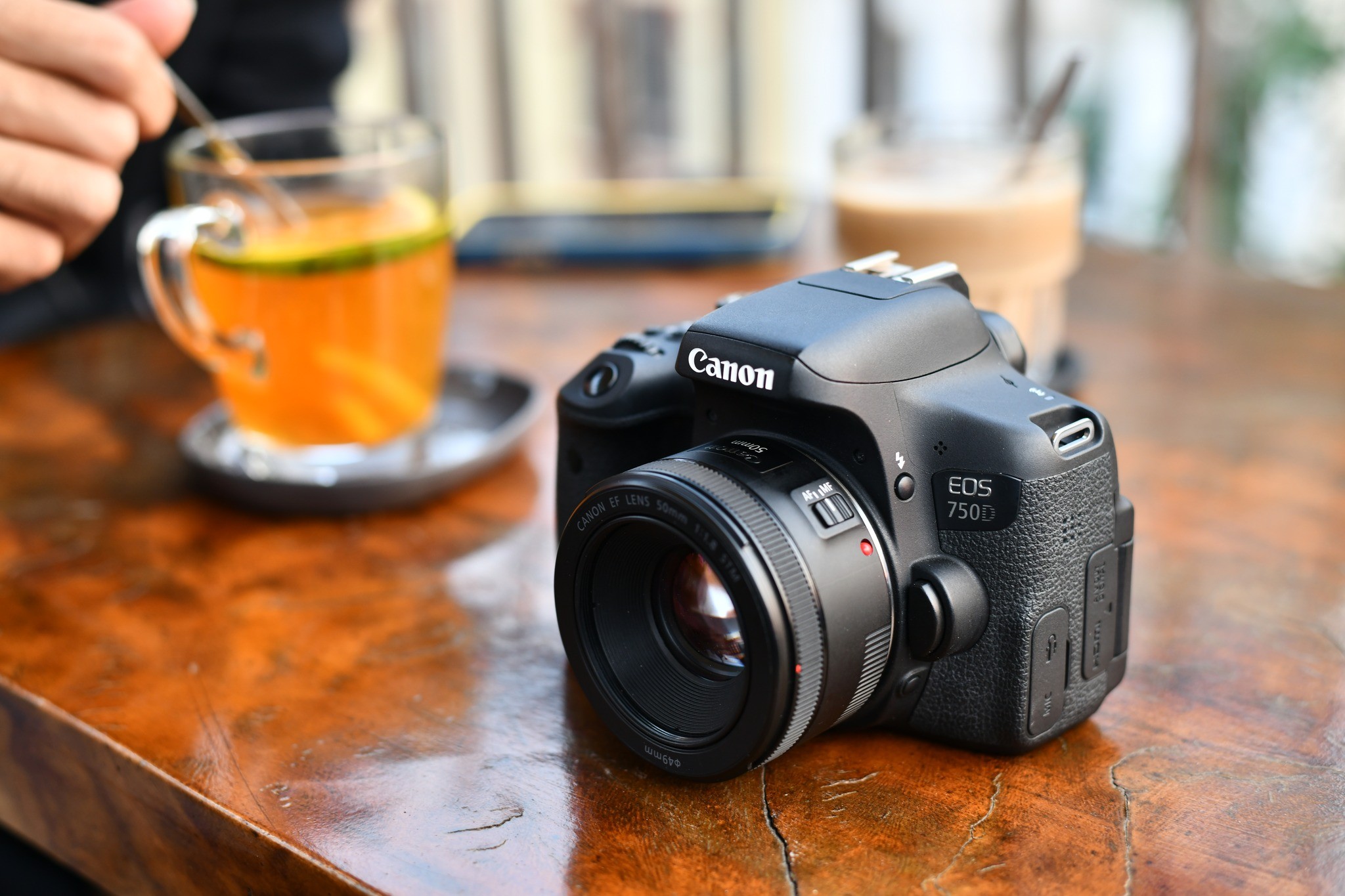 Canon EOS 750D với ống kính kit 18-55mm, phù hợp cho người mới bắt đầu