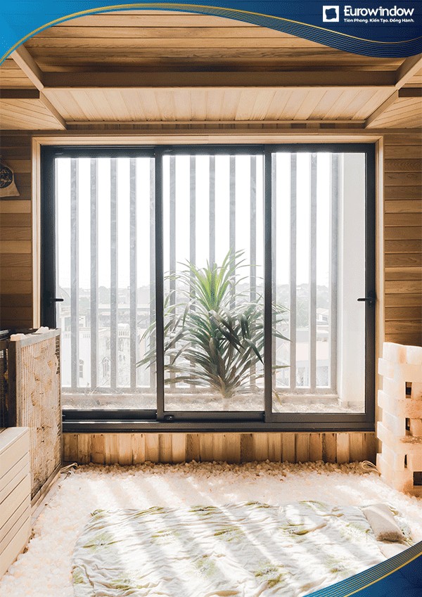 Cửa đi 2 cánh mở ngoài có nan trang trí màu trắng Eurowindow được lắp đặt tại khu vực ra vào ban công khách sạn