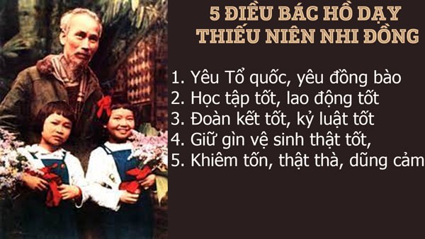 Ảnh chụp 5 điều Bác Hồ dạy được in trên bảng, xung quanh trang trí hoa và hình ảnh Bác tươi cười