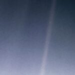 Bức ảnh "Pale Blue Dot" (Chấm Xanh Nhạt) với chú thích của Carl Sagan