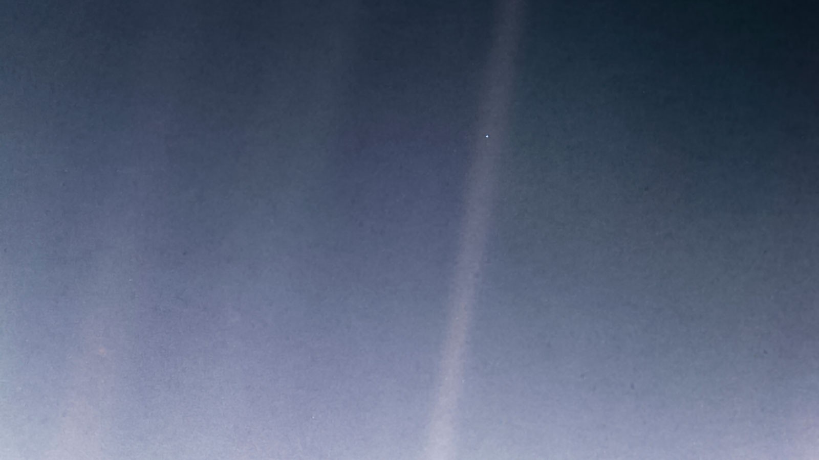 Bức ảnh "Pale Blue Dot" (Chấm Xanh Nhạt) với chú thích của Carl Sagan