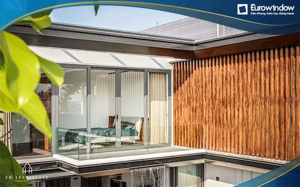 Cửa đi xếp trượt 3 cánh màu đen xám Eurowindow được lắp đặt làm cửa ra vào nhà tắm, nhà vệ sinh trong phòng riêng của khách sạn, biệt thự, căn hộ