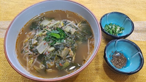 Hình ảnh bát canh lươn nóng hổi, hấp dẫn với màu vàng óng của lươn và màu xanh tươi của rau thơm, thể hiện sự bổ dưỡng và hấp dẫn của món ăn