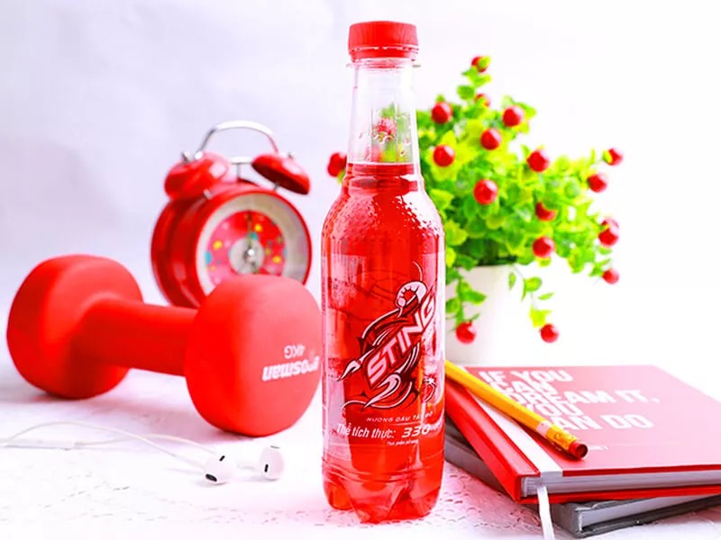 Hình ảnh lon nước Sting dâu và Sting vàng, thể hiện rõ nhãn hiệu và màu sắc đặc trưng