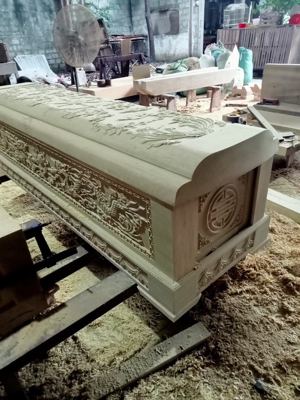 Xẻ gỗ làm quan tài