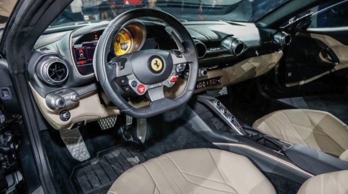 Thiết kế khoang lái cá tính của Ferrari 812 Superfast