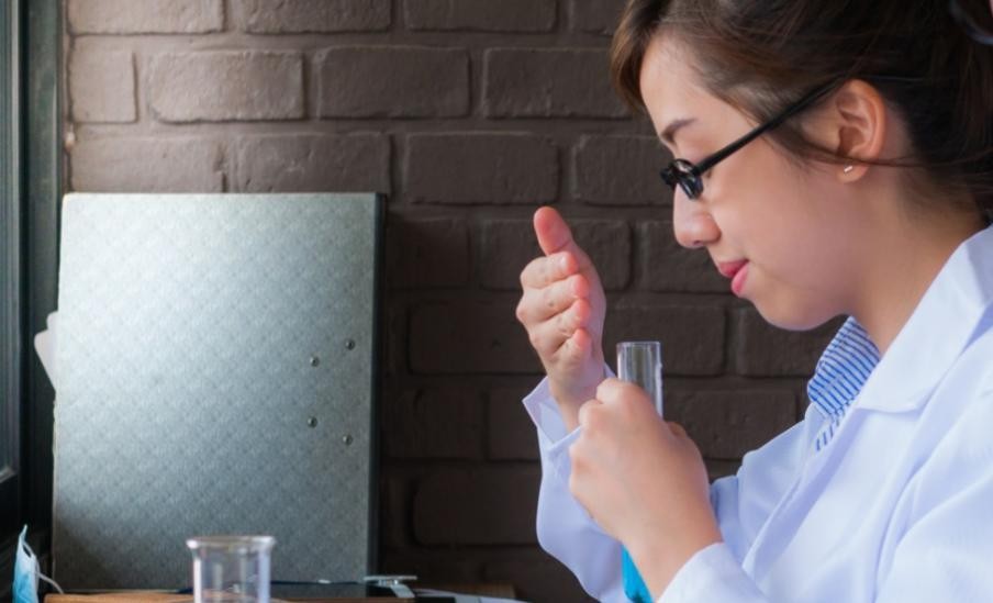 Bảng cấm hút thuốc hoặc bật lửa tại phòng thí nghiệm