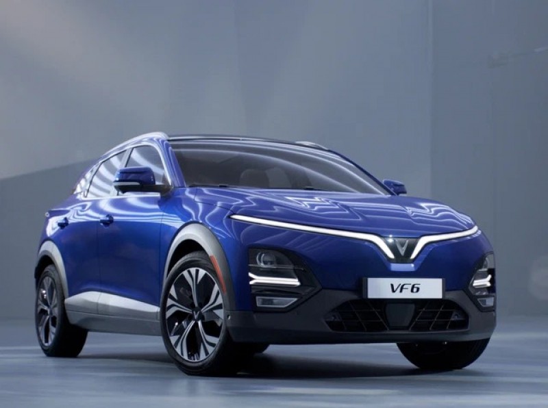 Hình ảnh xe VinFast VF 6 màu trắng sang trọng trong showroom VinFast với logo VinFast nổi bật