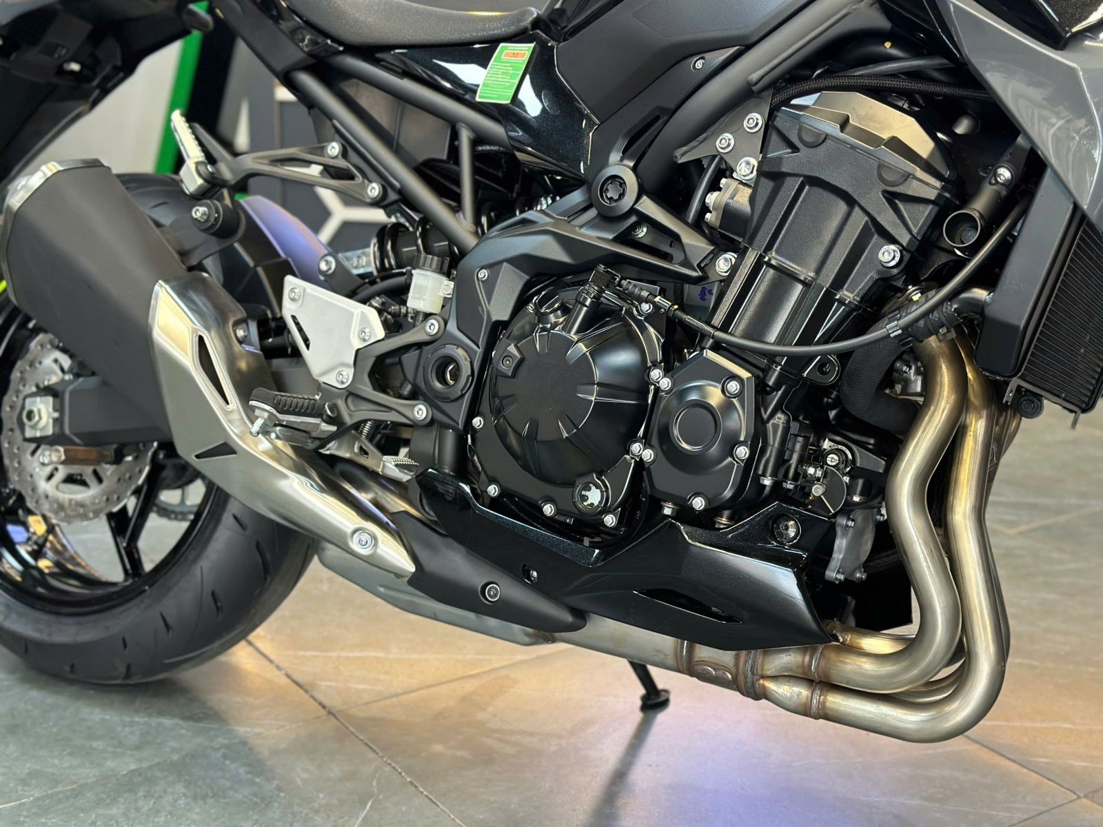 Động cơ mạnh mẽ của Kawasaki Z900