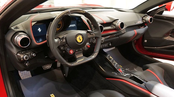 Khoang lái của Ferrari 812 GTS