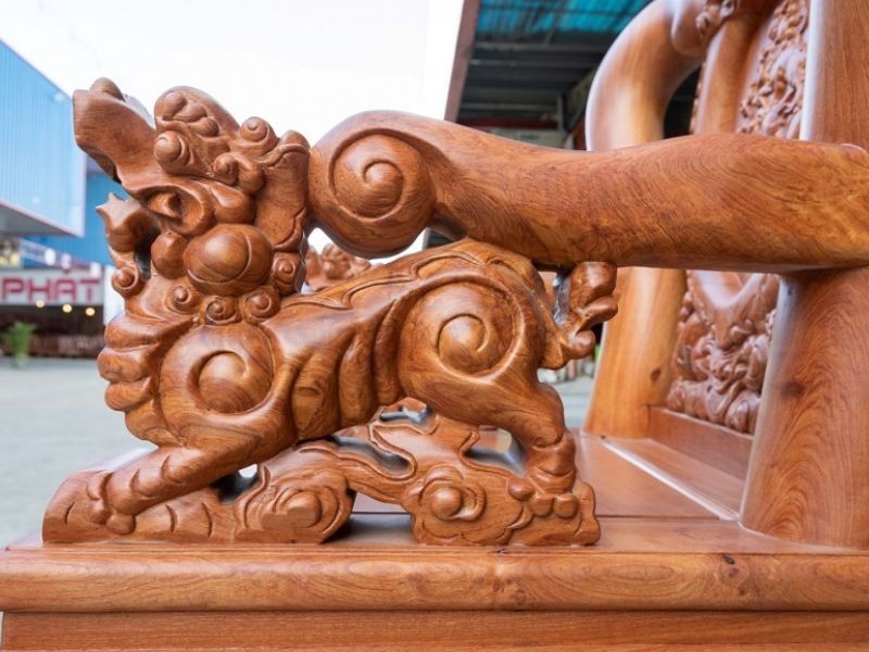Bộ bàn ghế gỗ hương chạm khắc tinh xảo mang vẻ đẹp quý phái và lịch lãm.