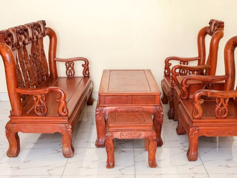 Bộ bàn ghế gỗ gõ đỏ tay 12 cao cấp mang vẻ đẹp truyền thống và sang trọng.