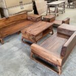 Bàn ghế gỗ phòng khách với thiết kế tinh xảo và độc đáo, phù hợp với nhiều phong cách nội thất khác nhau.