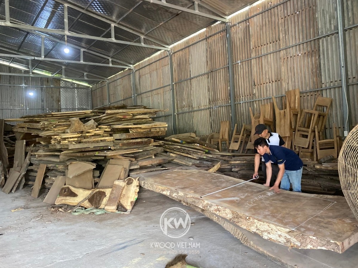 Bộ bàn ghế gỗ me tây nguyên tấm cho phòng khách mang vẻ đẹp tự nhiên và độc đáo.