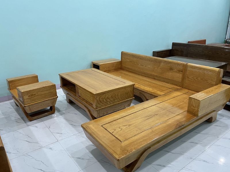 Bộ bàn ghế gỗ sồi kiểu chữ L giúp tiết kiệm diện tích và tạo cảm giác rộng rãi cho phòng khách.
