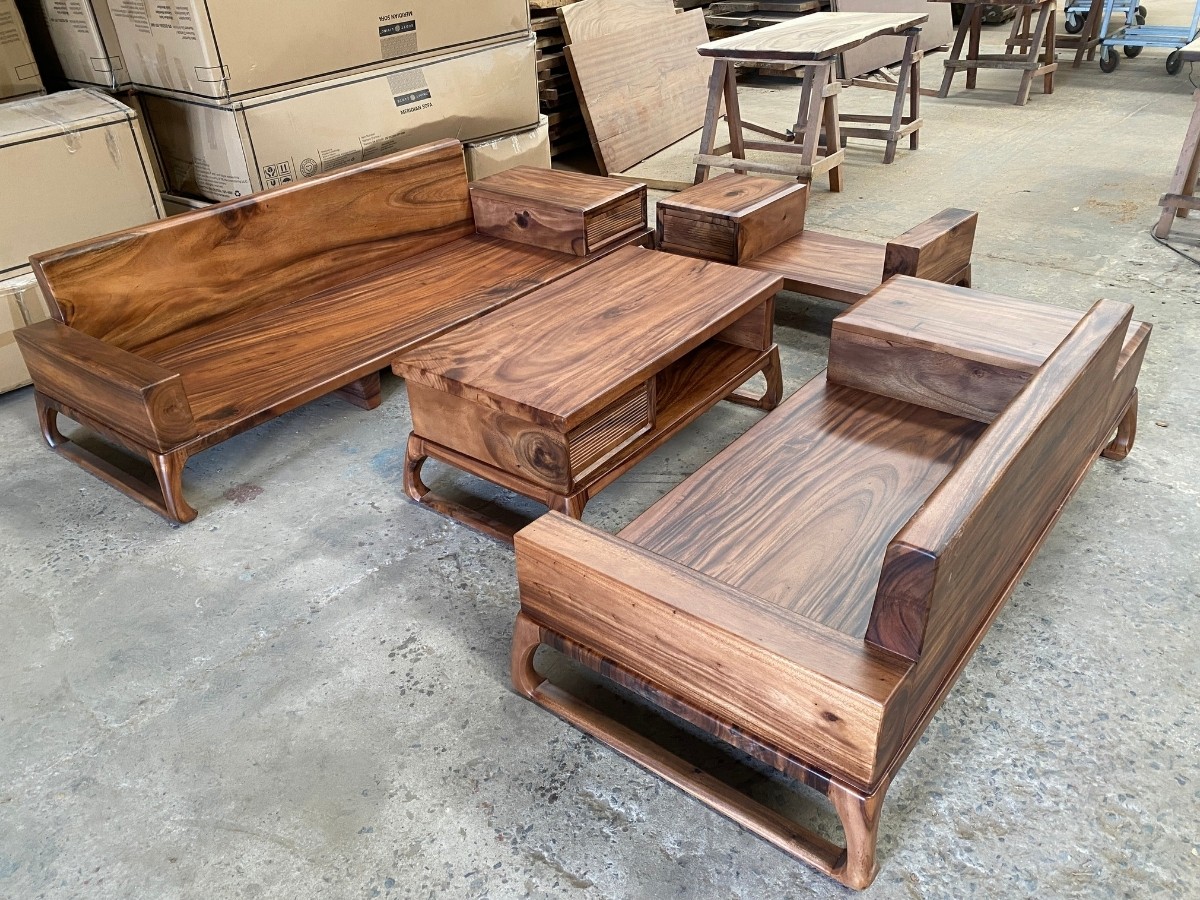 Bàn ghế gỗ phòng khách với thiết kế tinh xảo và độc đáo, phù hợp với nhiều phong cách nội thất khác nhau.