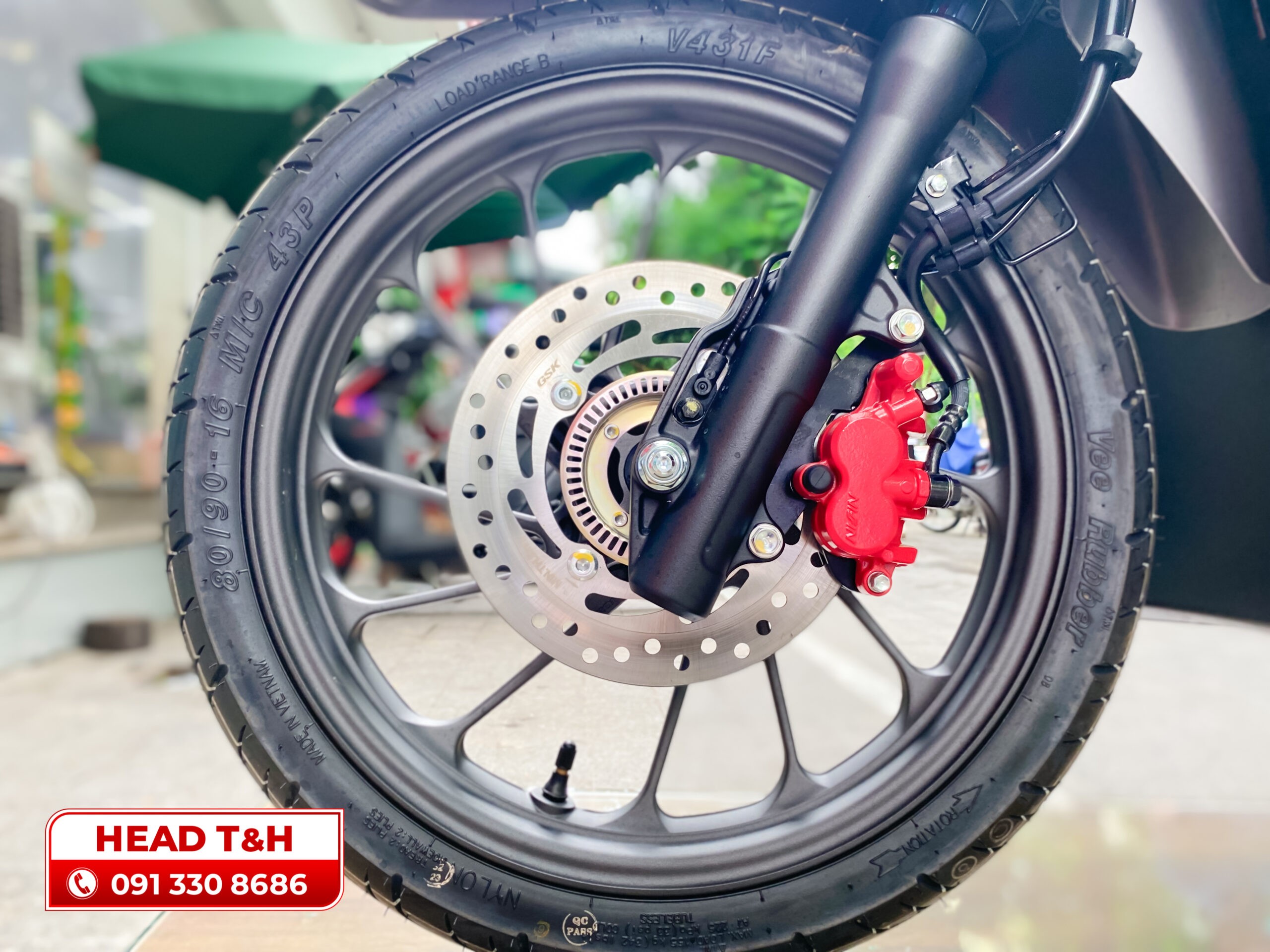 Bánh xe trước Honda SH Mode 125 có kích thước 80/90-16, sử dụng lốp không săm