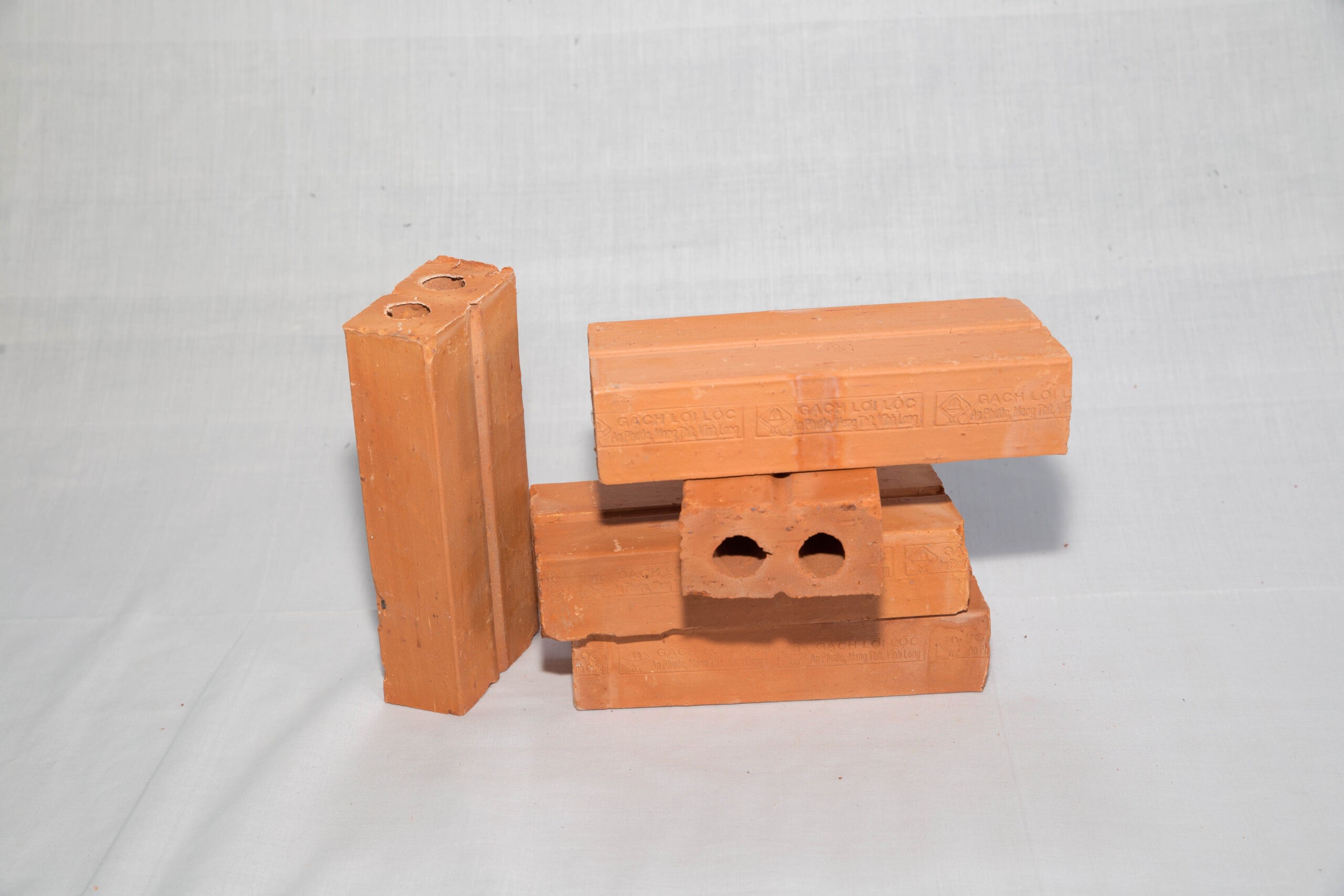 Giá gạch thẻ lỗ