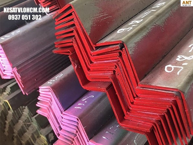 Độ dày của thép V ảnh hưởng trực tiếp đến khả năng chịu lực và giá thành sản phẩm