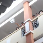 Học sinh Trường THPT Phan Đăng Lưu thử thách thả trứng không vỡ- ảnh 2.