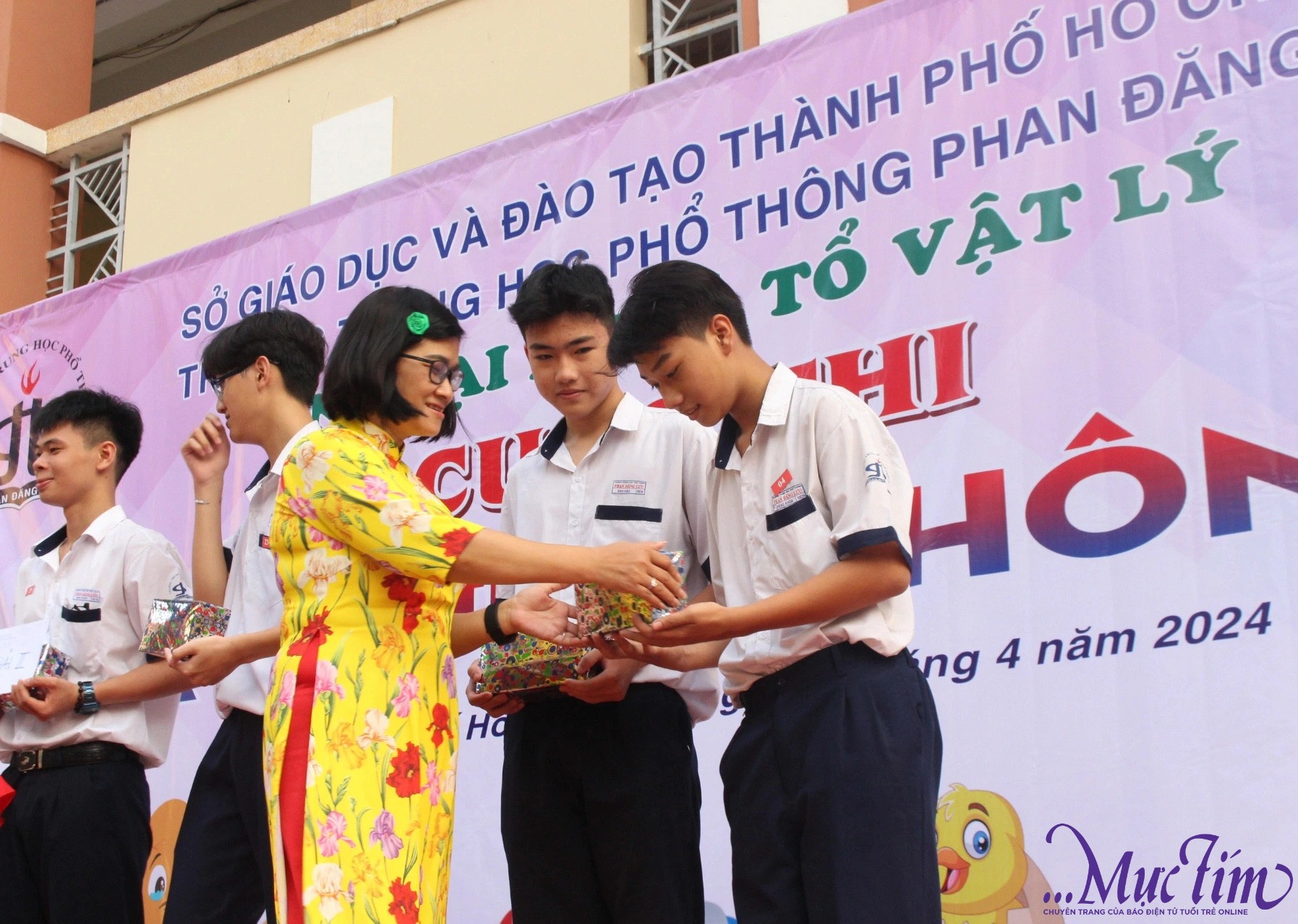 Cô Mai Thị Ngọc Nhung (phó hiệu trưởng nhà trường) trao phần thưởng cho teen - ảnh: THẢO NGỌC